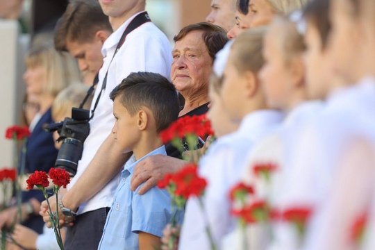 Сегодня вместе с замминистра обороны России Юнус-Беком Евкуровым открыли мемориальную доску памяти лейтенанта Александра Водопьянова на фасаде Нахабинской гимназии №4