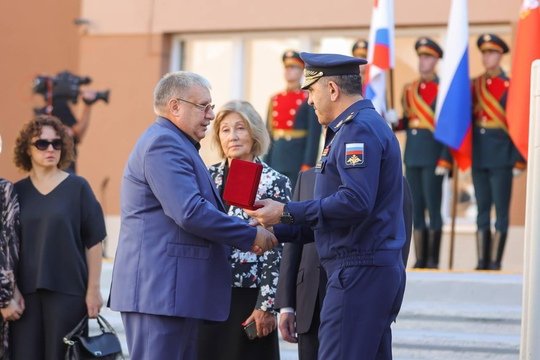 Сегодня вместе с замминистра обороны России Юнус-Беком Евкуровым открыли мемориальную доску памяти лейтенанта Александра Водопьянова на фасаде Нахабинской гимназии №4