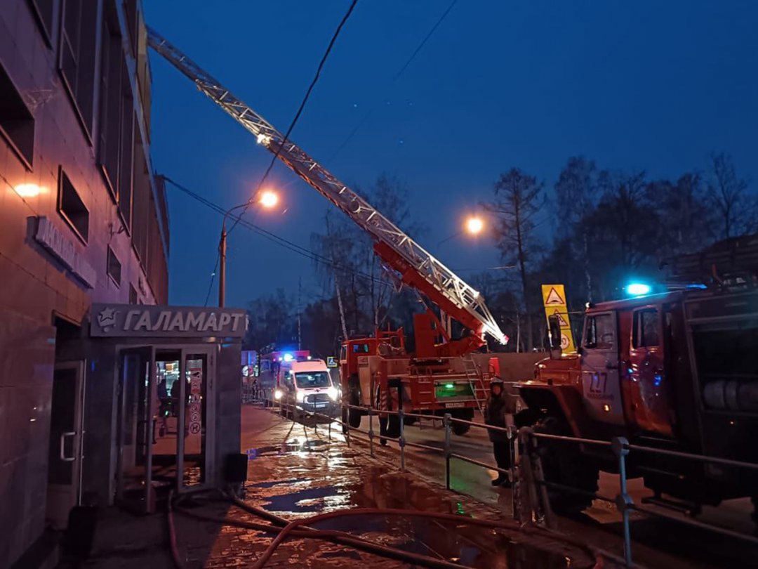 🚒 В минувшую субботу работники 222-й, 227-й и 310-й пожарно-спасательных частей #Мособлпожспас совместно с сотрудниками федеральной противопожарной службы ликвидировали возгорание в торговом центре, расположенном в рабочем поселке Нахабино Красногорского 